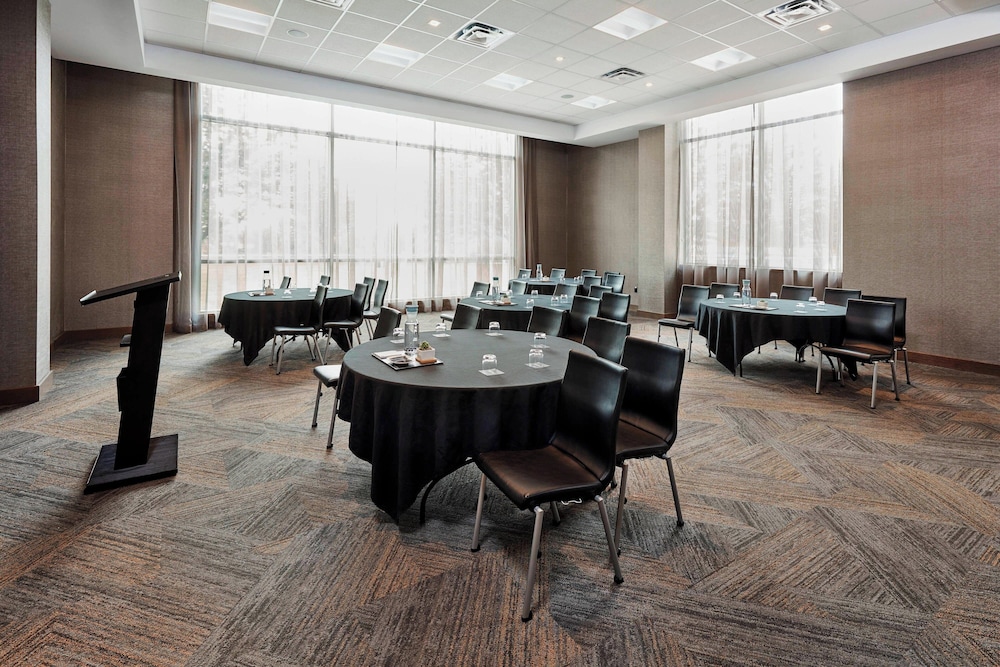 AC Hotel by Marriott Cincinnati at The Banks - photo 57