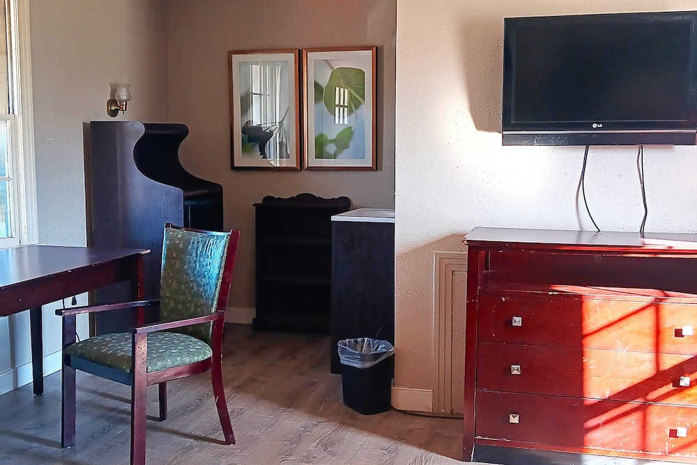 Sheldon's Motel and Restaurant - photo 21
