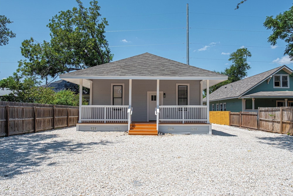Walk to Riverwalk 3br 2ba Gem Near Fun Downtown — 4-Star Luxury Hotel in San Antonio, United States