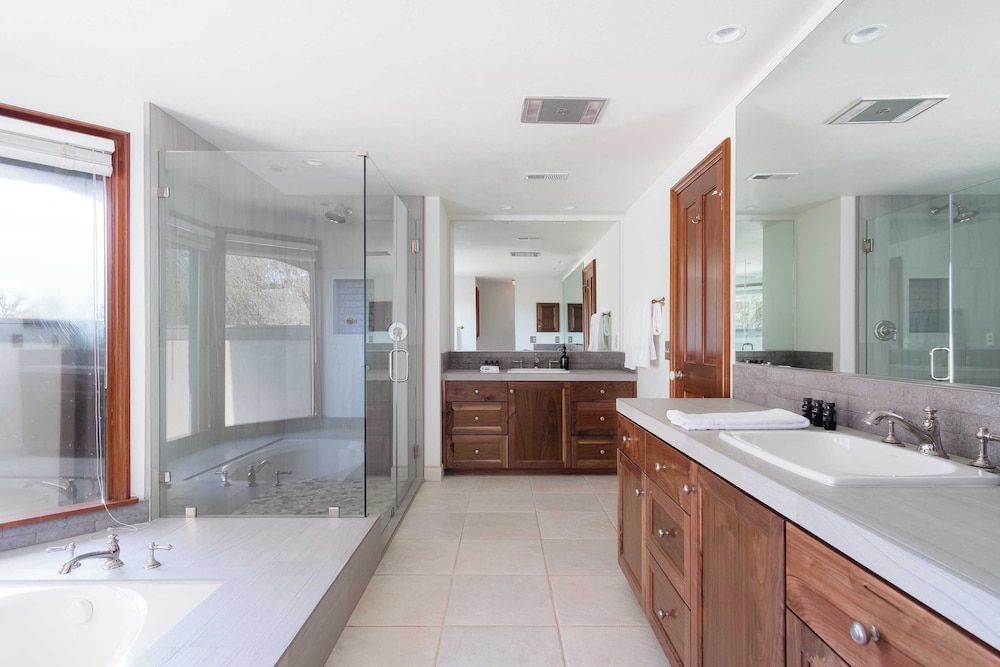 Cathedral by Avantstay Charming Secluded Estate w Sauna Pool Table & Views of the Rolling Hills - photo 29