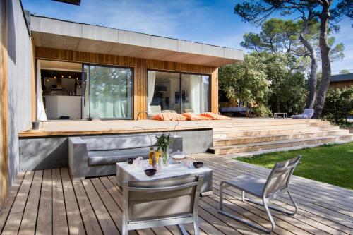 Sweet Lodges Aix En Provence — 4-Star Luxury Hotel in Rognes, France