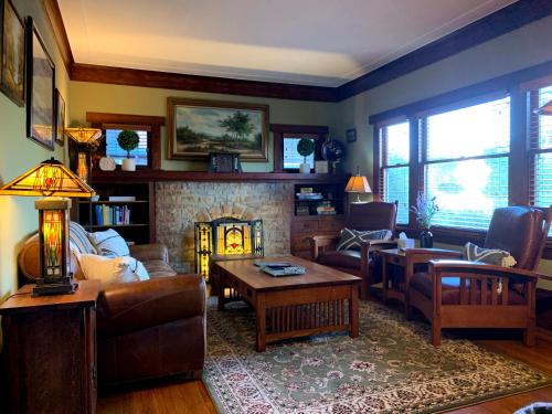 Quintessential 1910 Craftsman by Pickleball Court — hotel in Alameda
