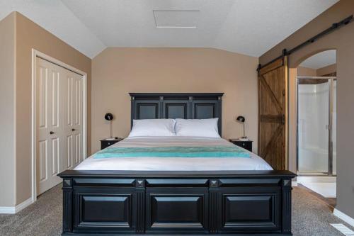 Prairie Oasis I Sleeps 16 l BBQ & Patio l Smart TV — Sylvan Lake — photo 3