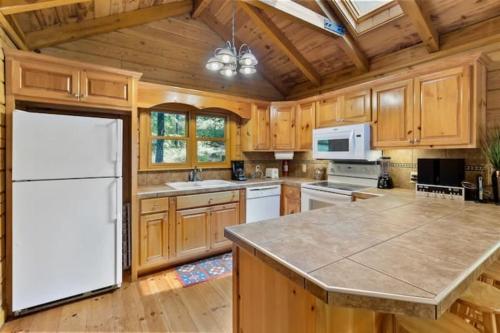 Secluded Getaway with Private Hot Tub — Wildwood — photo 3