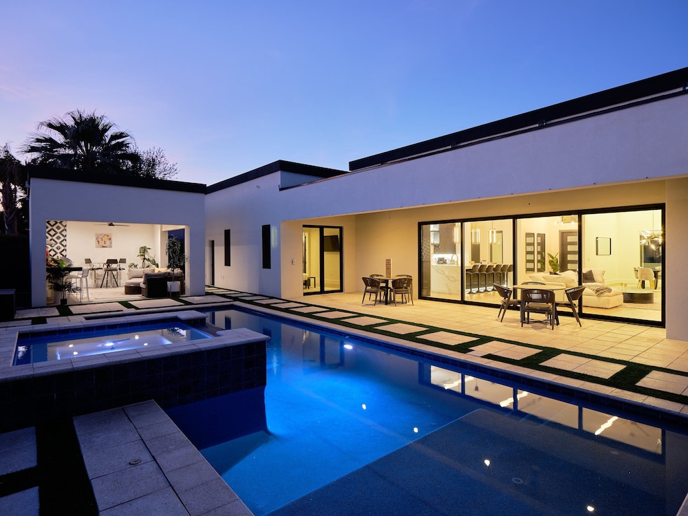 Havana Walk to Old Town Heated Pool & Spa in Scottsdale, United States