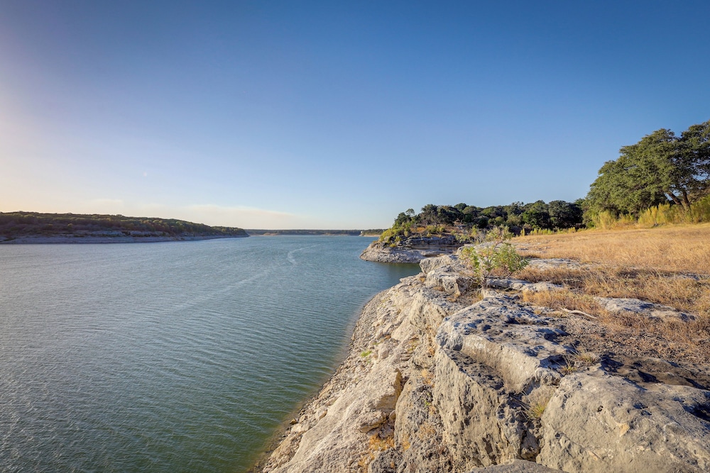 Deck And Cliffside Belton Lake Views Temple Retreat — Temple