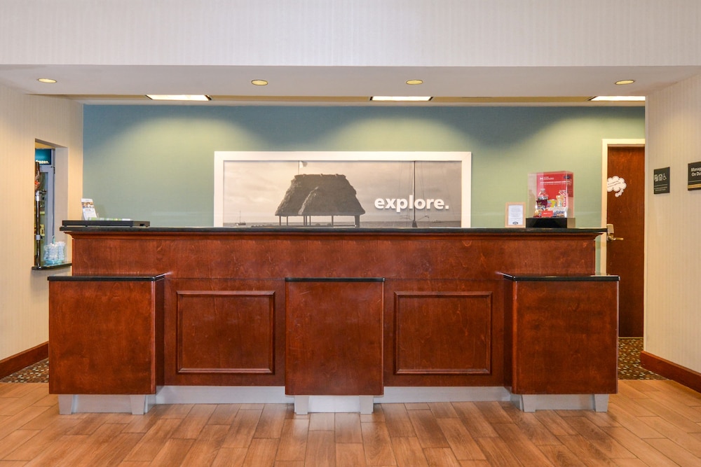 Hampton Inn & Suites Plymouth - photo 2