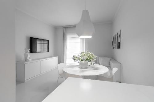 Luxury White — 4-Star Luxury Hotel in Rome, Italy