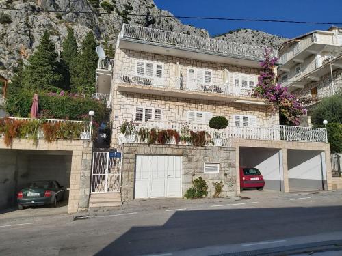 Apartment Iva — 4-Star Luxury Hotel in Omis, Croatia