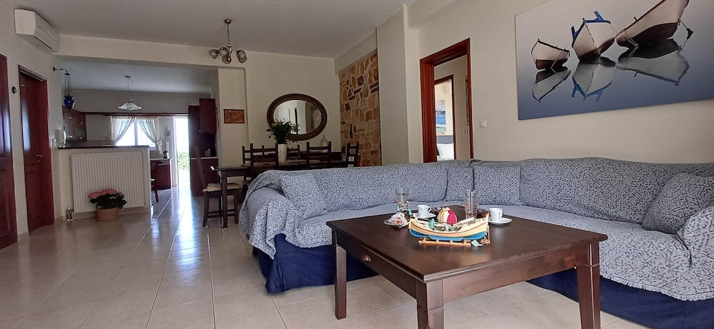 Blue Ark Aigeira Flat & Studio — 4-Star Luxury Hotel in Aiyira, Greece