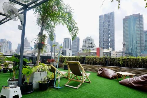 Hip and funky apartment silom Soi 3 with rooftop view