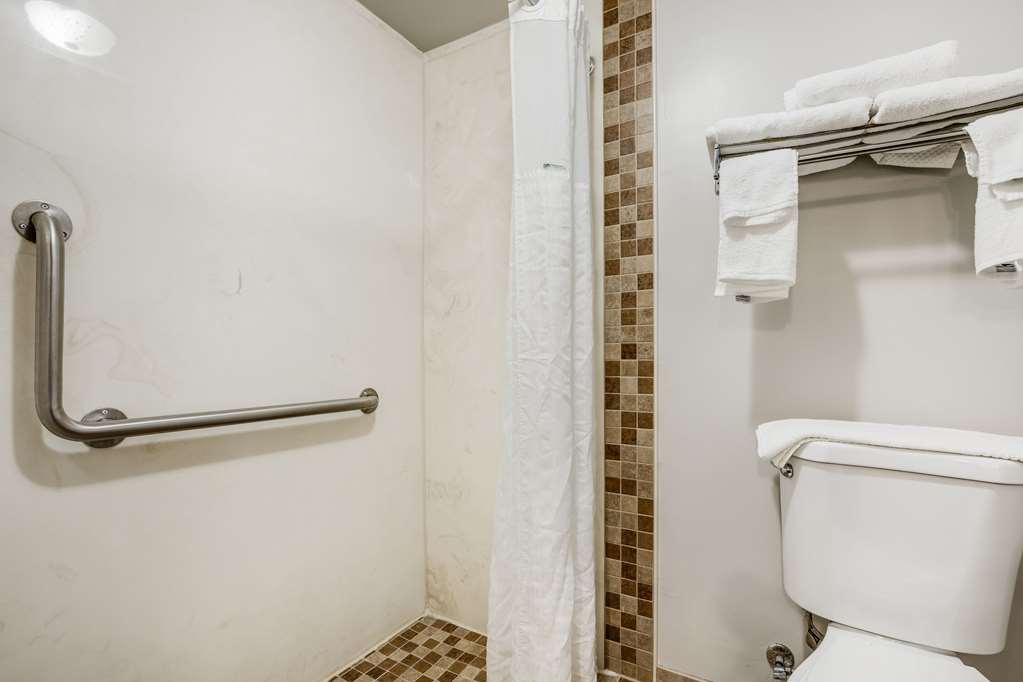 Econo Lodge Milwaukee Airport - photo 6
