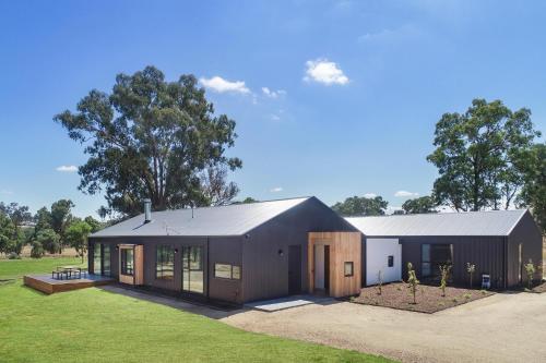 Lawson Lodge — 4-Star Luxury Hotel in Mansfield, Australia