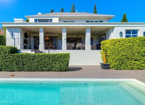 Camps Bay Luxury Family Retreat Lush & Stylish