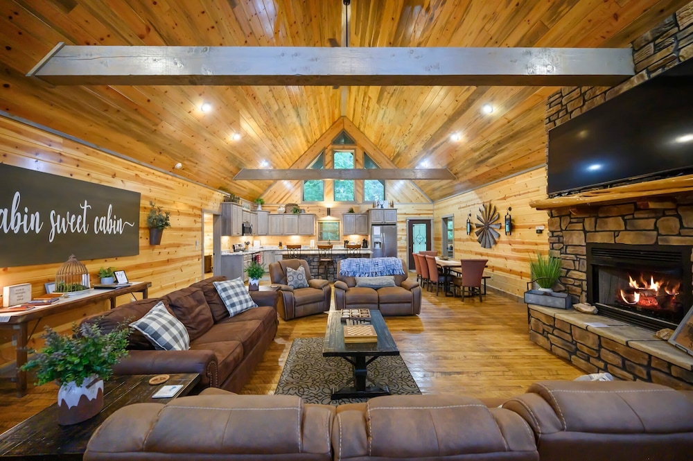 Heartland Retreat tree lined hot Tub game Room in Broken Bow, United States