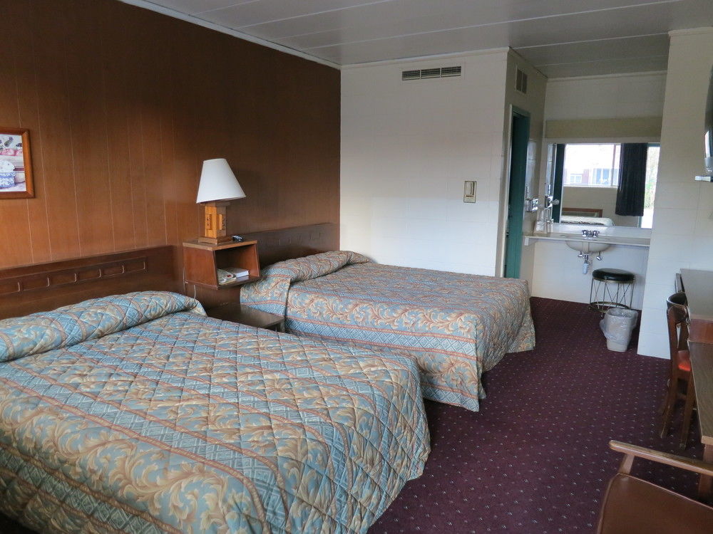 Hamilton Holiday Motel - photo 3