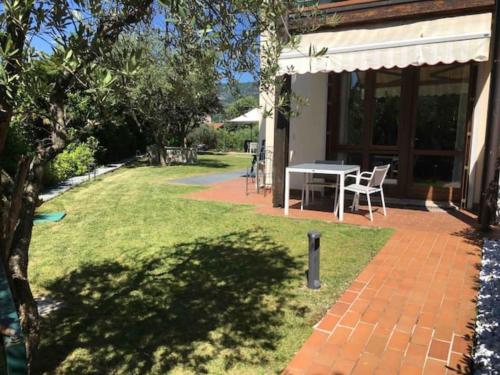 Villa con ampio giardino esterno e piscina condominiale — Garda — photo 2