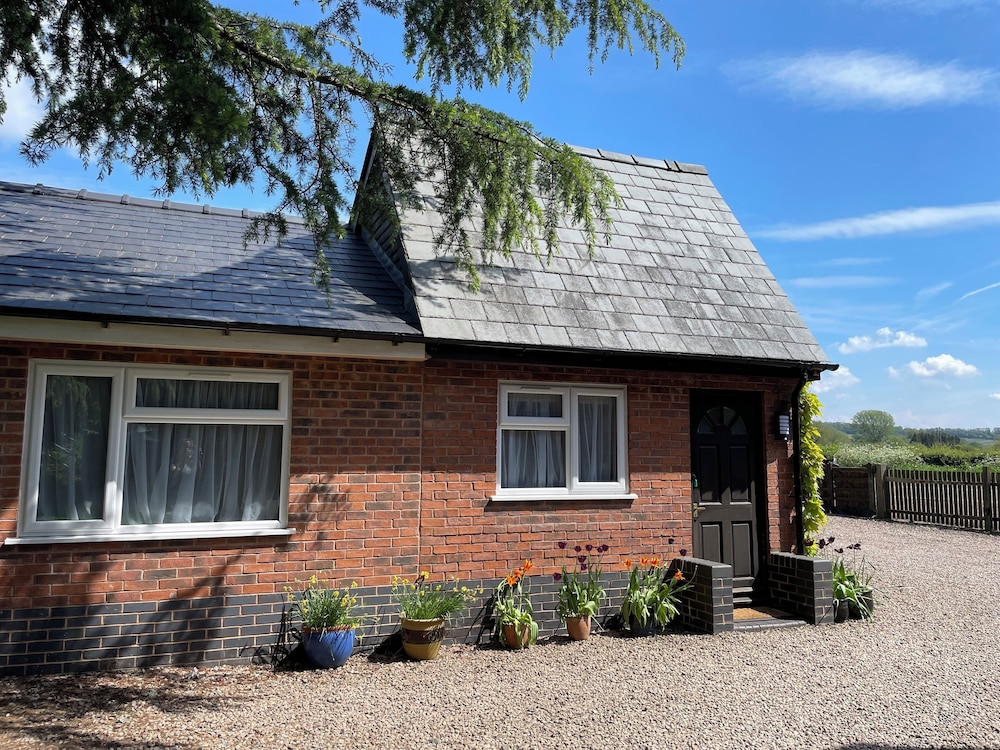 Harvest Moon Cottage — 4-Star Luxury Hotel in Bromyard, United Kingdom