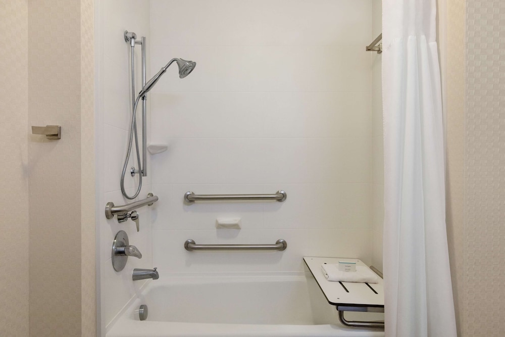 Hampton Inn & Suites Roanoke Downtown - photo 29