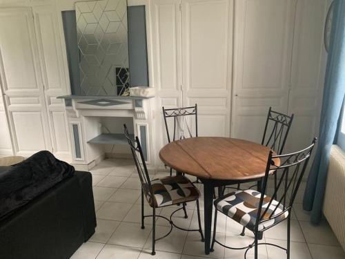 Sous le grand Cèdre - last minute hotel in Unknown City