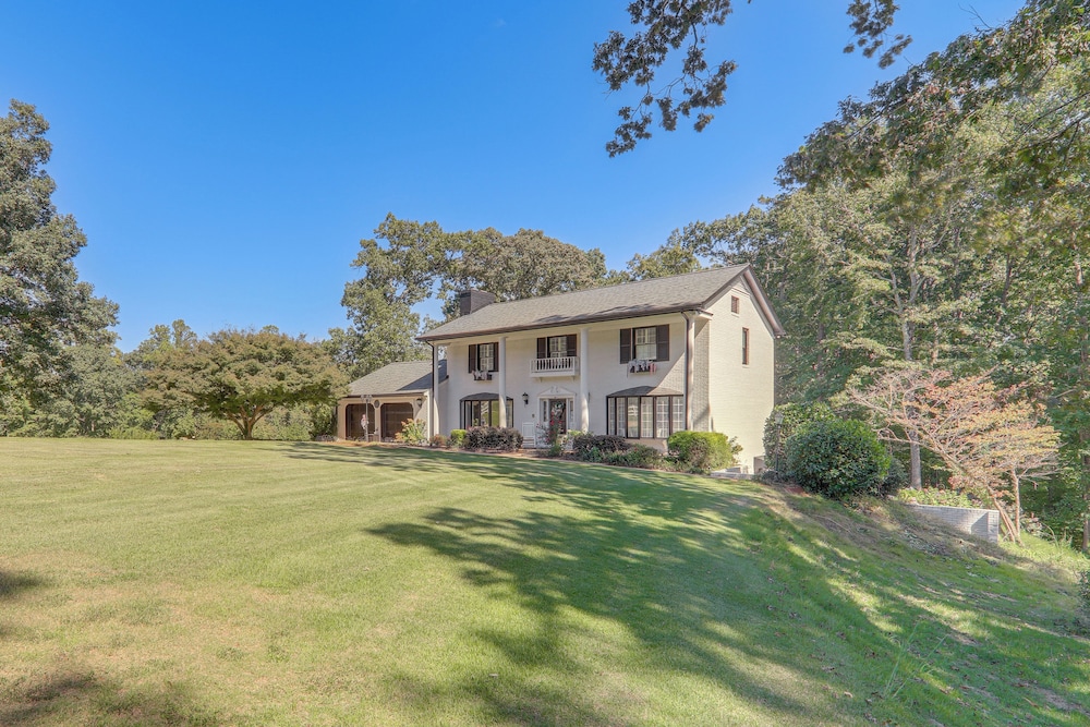 Southern Home and fishing lake. — 4-Star Luxury Hotel in Gainesville, United States
