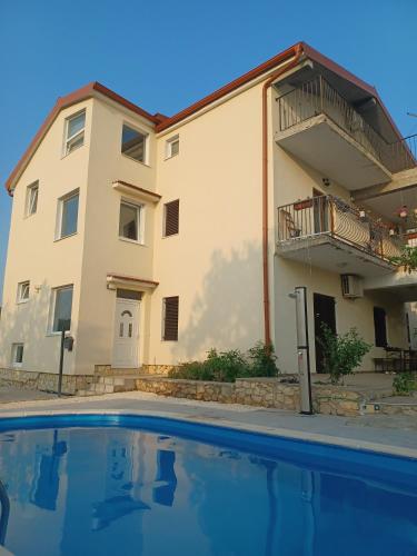 Apartment Laura with PRIVATE swimming pool — 4-Star Luxury Hotel in Sibenik, Croatia