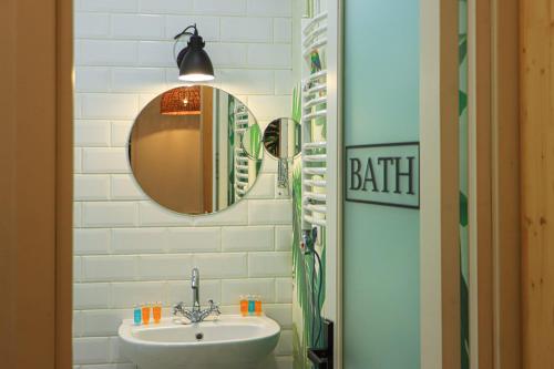 Unique and Beautiful 1BR Apt in Historic Tbilisi by Wehost