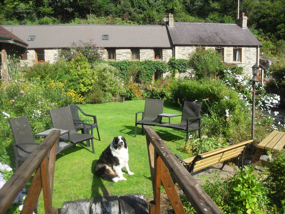 The Falls B and B — 4-Star Luxury Hotel in Trelech, United Kingdom