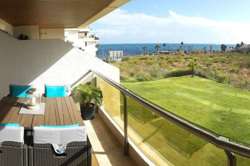 Puerto de la Duquesa Beachfront Sea Views 500m To Beach And Duquesa Marina — carbon neutral stay, Manilva