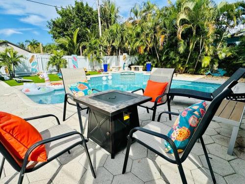 Mermaids Cove Heated Pool Jacuzzi Firepit Beach Access in Lantana, United States