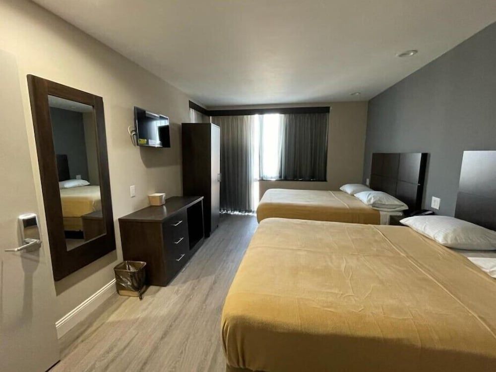 Royal Hotel Bronx - photo 11