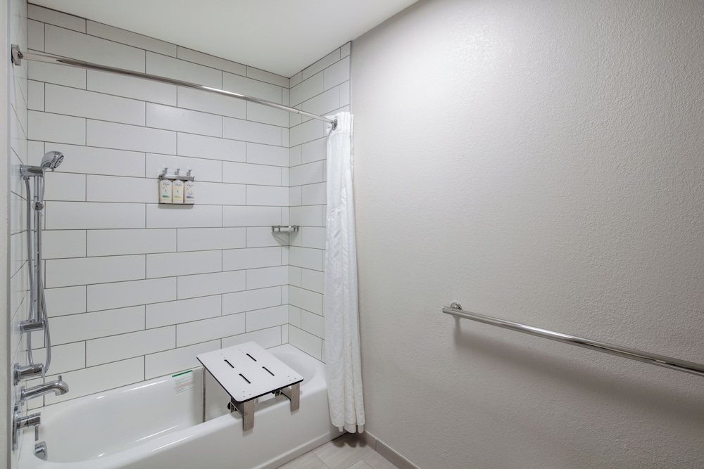 Holiday Inn Express & Suites Turlock Highway 99 - photo 8