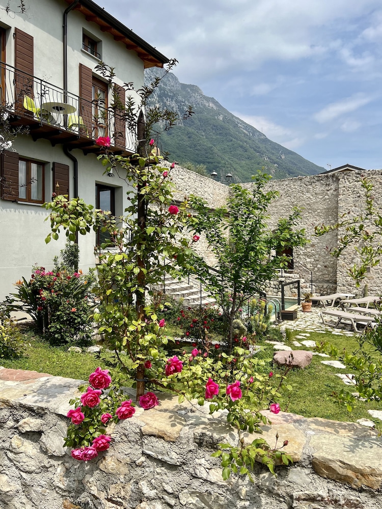 Villa del Lis — 4-Star Luxury Hotel in Gargnano, Italy