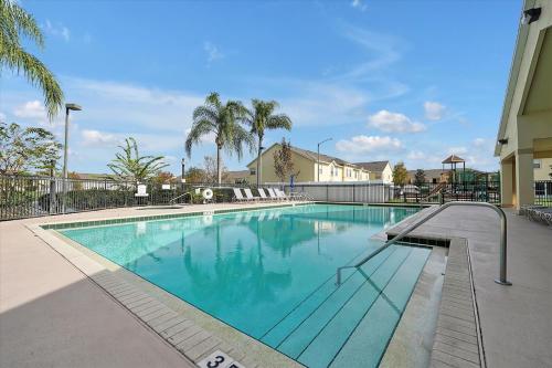 Remodeled Retreat: Tranquil Resort Oasis Near Theme Parks — 4-Star Luxury Hotel in Kissimmee, United States