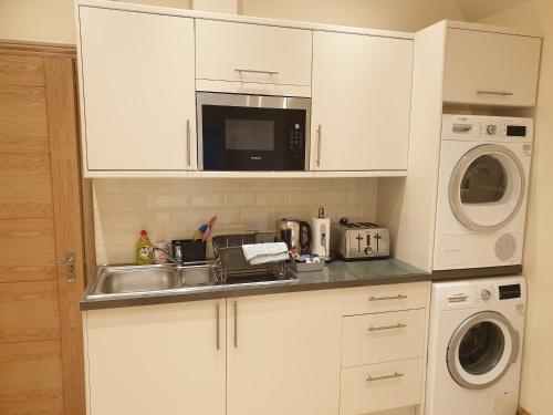 London Luxury Apartments 3 Bedroom Sleeps 8 with 3 Bathrooms 4 mins walk to tube free parking — 4-Star Luxury Hotel in Ilford, United Kingdom