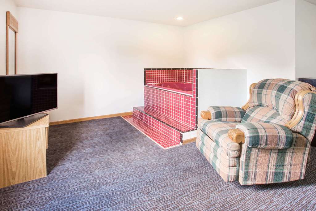 Super 8 by Wyndham Monmouth IL - photo 13