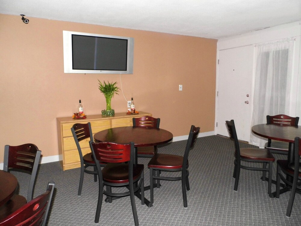 Bradford Inn & Suites - photo 15