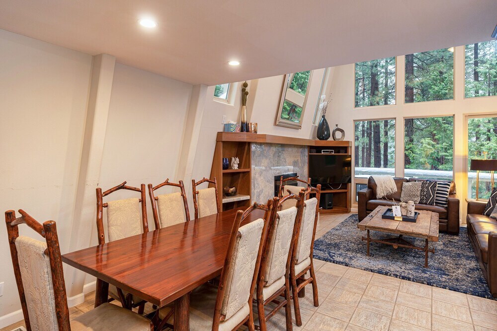 New Listing Stylish Ski & Lake Getaway w Deck home