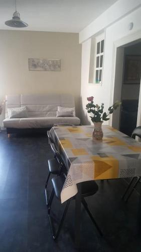 Chez Chantal A Ay — Ay