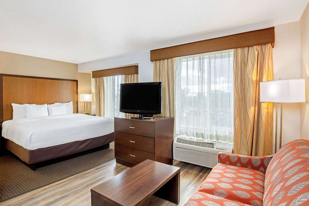 La Quinta Inn & Suites by Wyndham Las Vegas Red Rock - photo 24