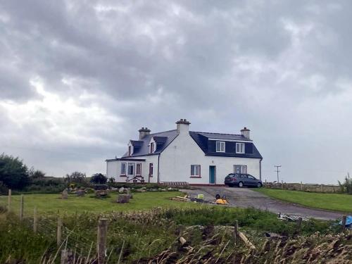 Comfortable Detached 4 Bedroomed Holiday Home 20698911 — Benbecula