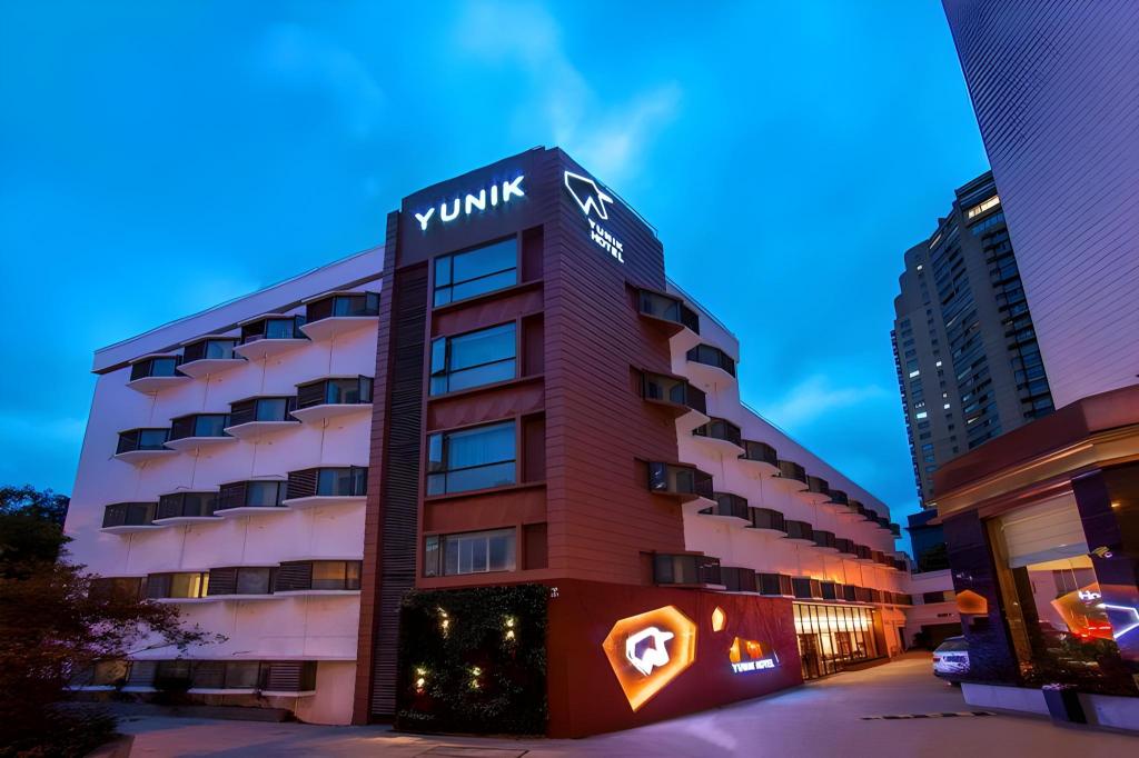 YUNIK Shanghai Zhongshan Park Yan’an Xi Road in Shanghai, People's Republic of China