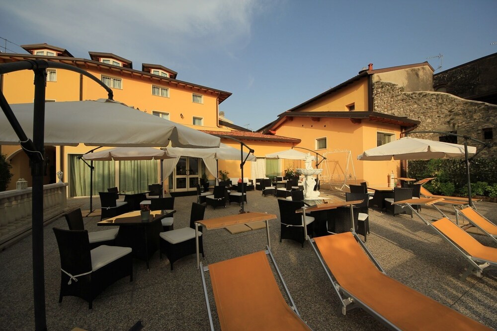 Hotel Borgo dei Poeti Wellness Resort — hotel in Manerba Del Garda