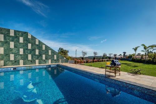 SaffronStays Blueberry 4BR Panchgani villa with pool bar lounge & terrace lush garden vibes for family celebrations — 4-Star Luxury Hotel in Panchgani, India