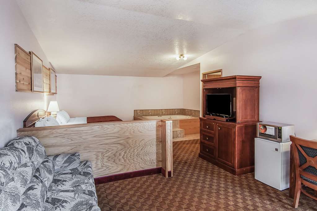 Econo Lodge Inn & Suites Madras - photo 13