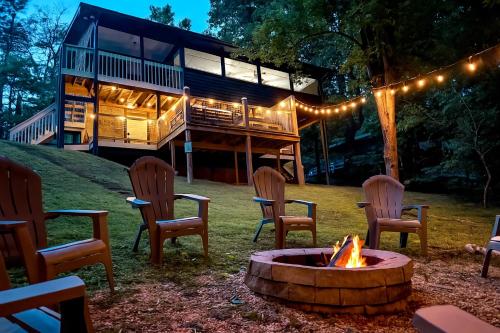 Serene Modern Cabin with Hot Tub Games Fire Pit — 4-Star Luxury Hotel in Sevierville, United States