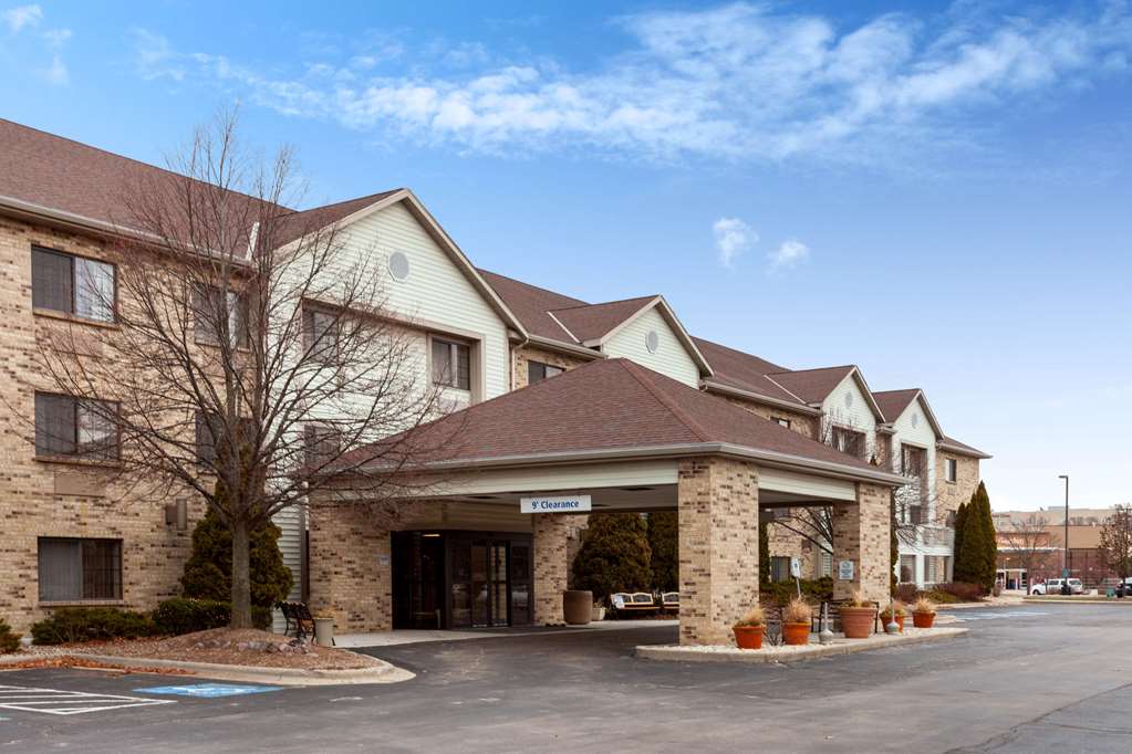 La Quinta Inn & Suites by Wyndham Milwaukee Delafield - photo 2
