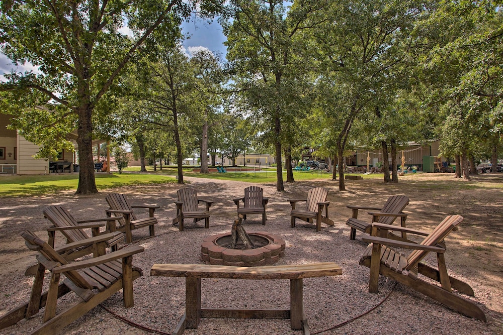 All Encompassing Family Retreat Near Lake Texoma in Kingston, United States