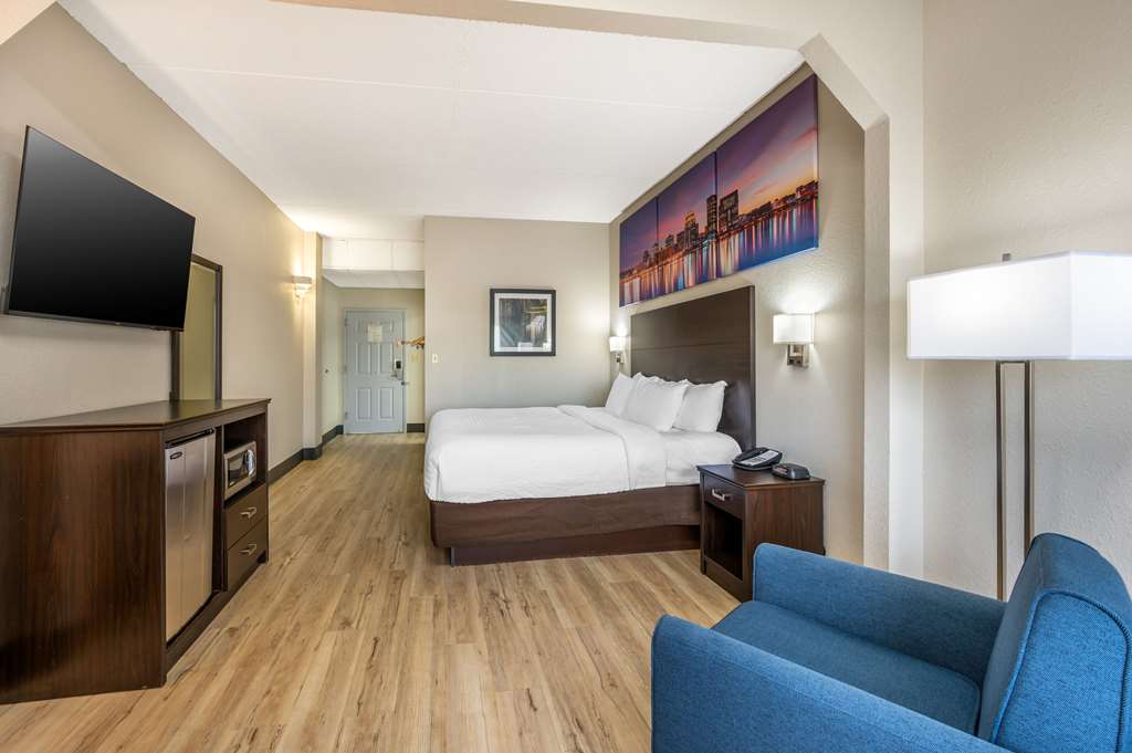 Clarion Pointe Louisville East - photo 5