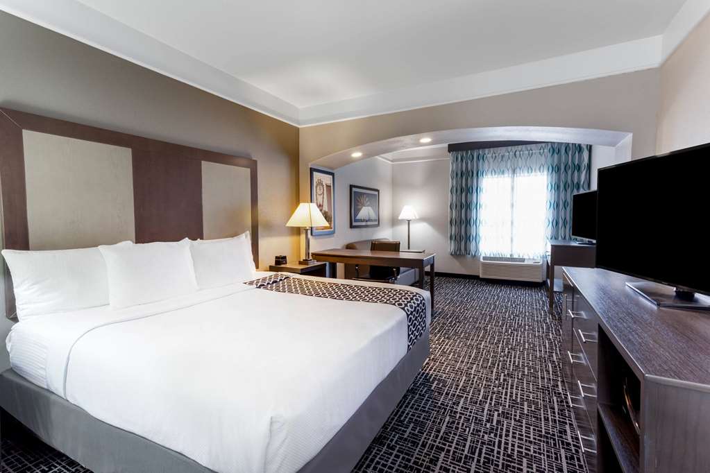 La Quinta Inn & Suites by Wyndham Seguin - photo 18